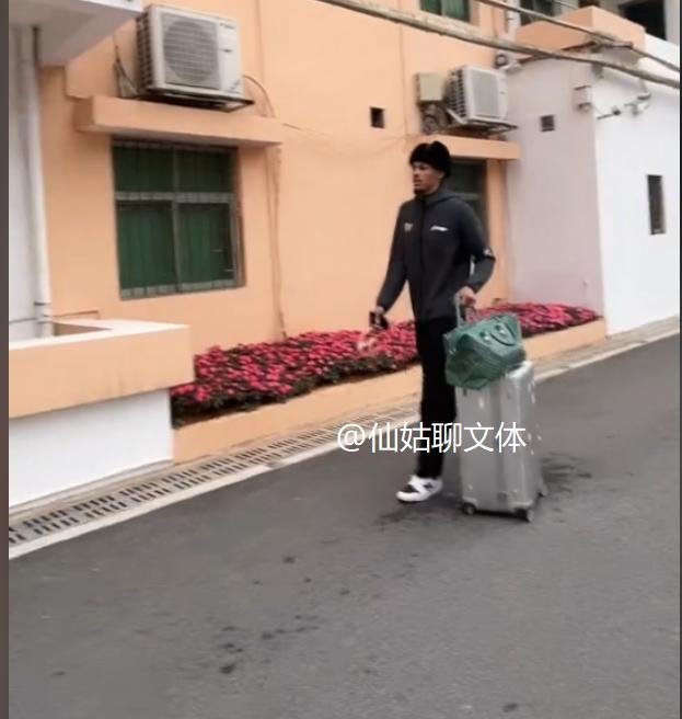 包含今夜广东宏远状态回暖：CBA常规赛节点到来；话题不断；团队化学反应显著的词条