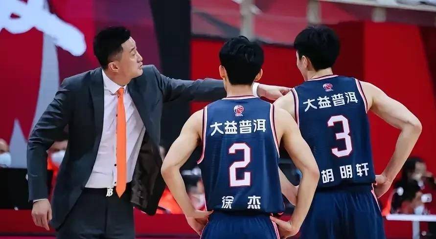 包含今夜广东宏远状态回暖：CBA常规赛节点到来；话题不断；团队化学反应显著的词条