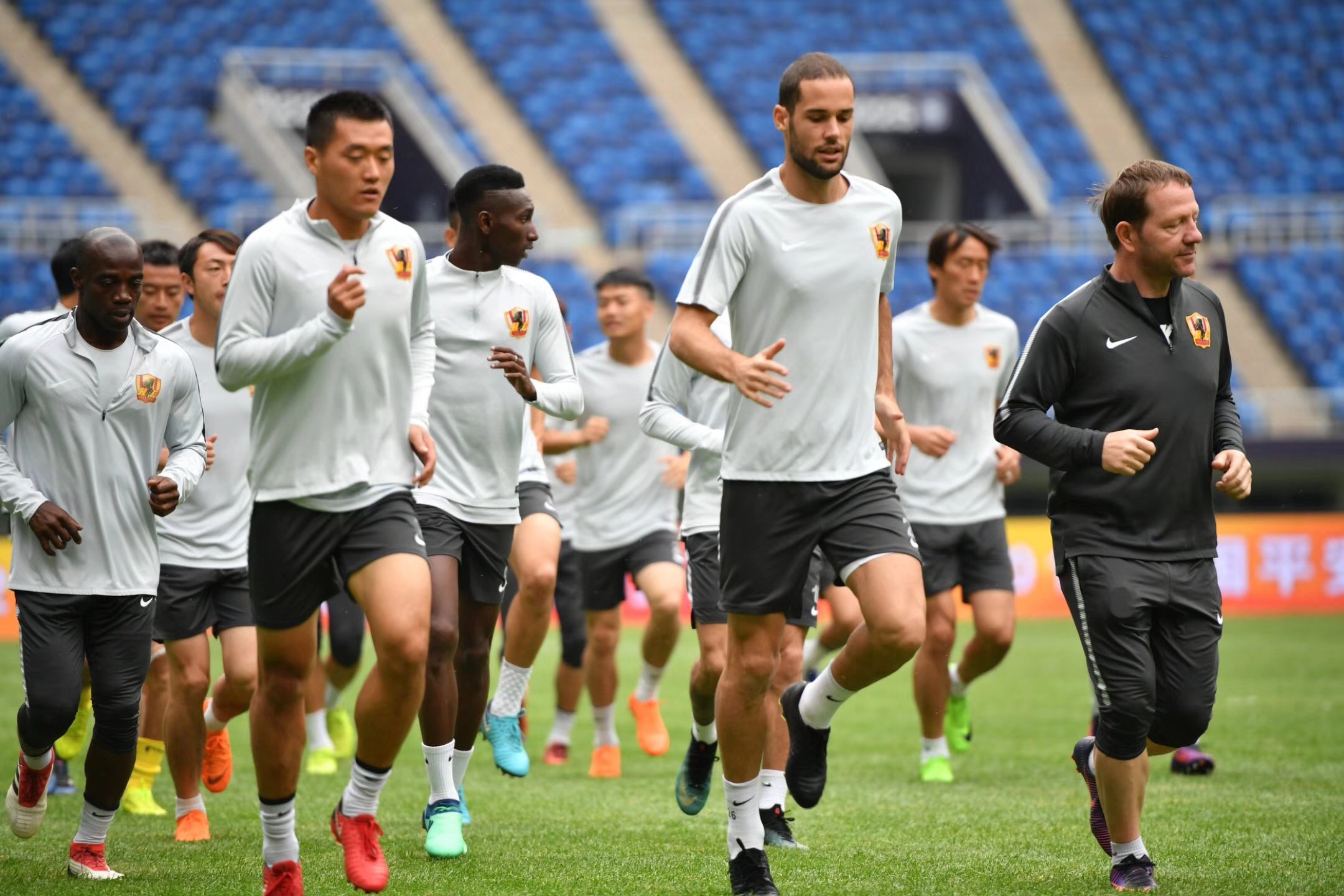 关于转折点罗马迎来里程碑；西甲转会期攻防权衡；压力陡增；更衣室氛围转暖的信息